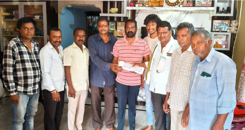 గుడి నిర్మాణానికి ఆర్ధిక సహాయం అందజేసిన గ్రామ కాంగ్రెస్ పార్టీ అధ్యక్షులు