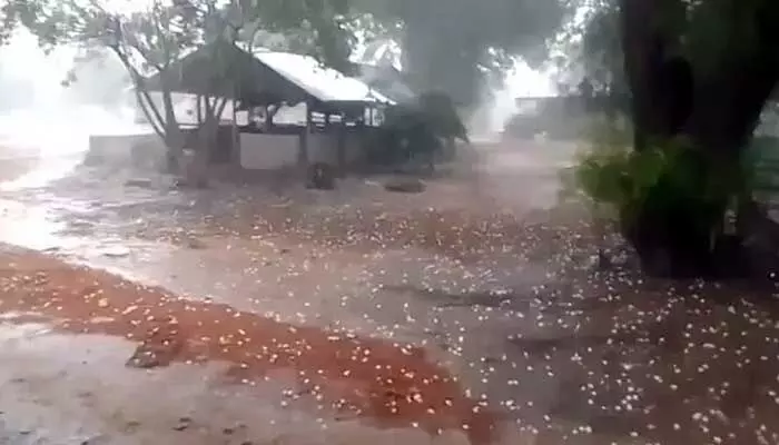 ఏపీ తెలంగాణల్లో వడగండ్ల వాన భీభత్సం ..