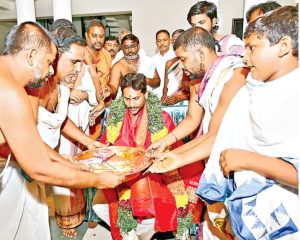 మాజీ సీఎం సేవలో తరించిన అర్చకులకు TTD నోటీసులు