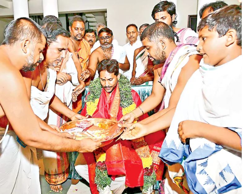 మాజీ సీఎం సేవలో తరించిన అర్చకులకు TTD నోటీసులు